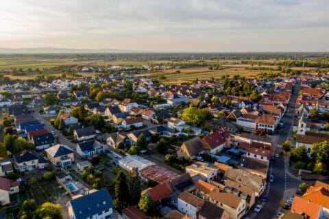 Es ist nicht nur die malerische Landschaft oder die perfekte Infrastruktur, die Römerberg für meine Unternehmen so attraktiv macht. Es sind vor allem die Menschen, die diesen Ort zu meinem Lebensmittelpunkt machen. Hier, umgeben von Freunden, Kollegen, Kunden und Bekannten, spüre ich eine tiefe Verbundenheit und Zufriedenheit. 