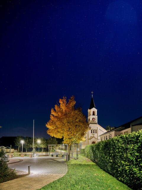 Es ist nicht nur die malerische Landschaft oder die perfekte Infrastruktur, die Römerberg für meine Unternehmen so attraktiv macht. Es sind vor allem die Menschen, die diesen Ort zu meinem Lebensmittelpunkt machen. Hier, umgeben von Freunden, Kollegen, Kunden und Bekannten, spüre ich eine tiefe Verbundenheit und Zufriedenheit. 
