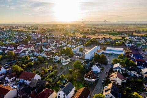 Es ist nicht nur die malerische Landschaft oder die perfekte Infrastruktur, die Römerberg für meine Unternehmen so attraktiv macht. Es sind vor allem die Menschen, die diesen Ort zu meinem Lebensmittelpunkt machen. Hier, umgeben von Freunden, Kollegen, Kunden und Bekannten, spüre ich eine tiefe Verbundenheit und Zufriedenheit. 