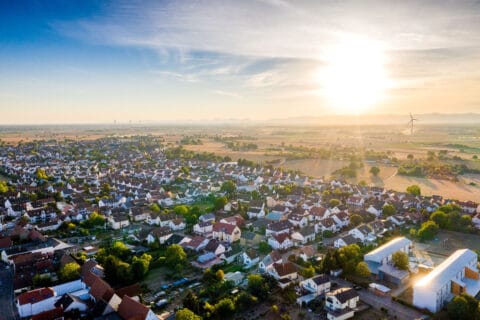 Es ist nicht nur die malerische Landschaft oder die perfekte Infrastruktur, die Römerberg für meine Unternehmen so attraktiv macht. Es sind vor allem die Menschen, die diesen Ort zu meinem Lebensmittelpunkt machen. Hier, umgeben von Freunden, Kollegen, Kunden und Bekannten, spüre ich eine tiefe Verbundenheit und Zufriedenheit. 