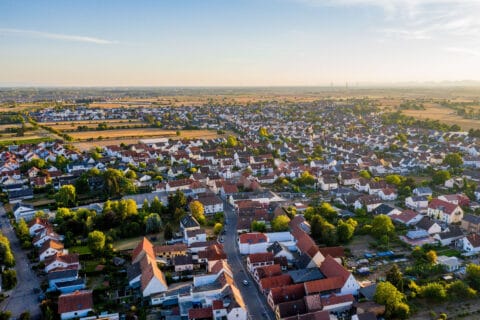 Es ist nicht nur die malerische Landschaft oder die perfekte Infrastruktur, die Römerberg für meine Unternehmen so attraktiv macht. Es sind vor allem die Menschen, die diesen Ort zu meinem Lebensmittelpunkt machen. Hier, umgeben von Freunden, Kollegen, Kunden und Bekannten, spüre ich eine tiefe Verbundenheit und Zufriedenheit. 