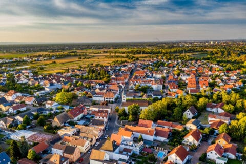 Es ist nicht nur die malerische Landschaft oder die perfekte Infrastruktur, die Römerberg für meine Unternehmen so attraktiv macht. Es sind vor allem die Menschen, die diesen Ort zu meinem Lebensmittelpunkt machen. Hier, umgeben von Freunden, Kollegen, Kunden und Bekannten, spüre ich eine tiefe Verbundenheit und Zufriedenheit. 