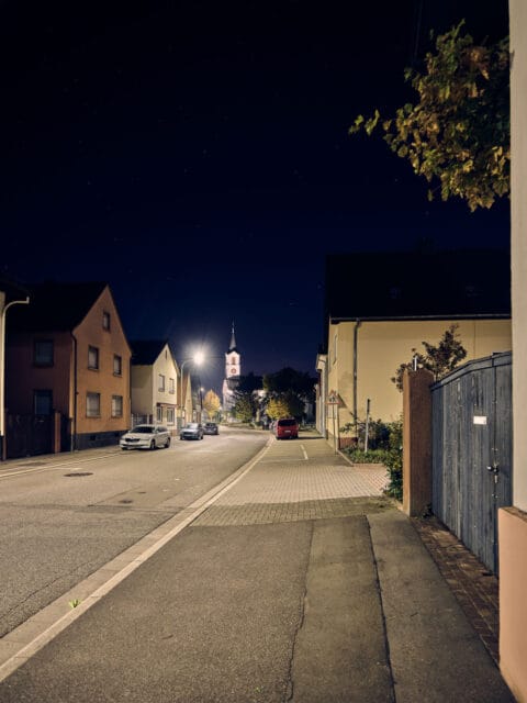 Es ist nicht nur die malerische Landschaft oder die perfekte Infrastruktur, die Römerberg für meine Unternehmen so attraktiv macht. Es sind vor allem die Menschen, die diesen Ort zu meinem Lebensmittelpunkt machen. Hier, umgeben von Freunden, Kollegen, Kunden und Bekannten, spüre ich eine tiefe Verbundenheit und Zufriedenheit. 