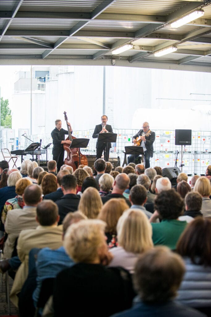 Die Leerguthalle von Berkel AHK in Ludwigshafen - Ein Ort der Begegnung zwischen Industrie und Musik