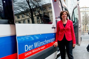 Als erfahrener Rettungssanitäter in Städten wie Frankenthal und Ludwigshafen kenne ich die Herausforderungen schwerkranker Patienten. Daher möchte ich auf das ASB-Projekt "Wünschewagen" hinweisen, das diesen Menschen hilft, einen letzten Wunsch zu erfüllen.