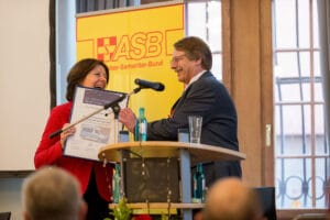 Als erfahrener Rettungssanitäter in Städten wie Frankenthal und Ludwigshafen kenne ich die Herausforderungen schwerkranker Patienten. Daher möchte ich auf das ASB-Projekt "Wünschewagen" hinweisen, das diesen Menschen hilft, einen letzten Wunsch zu erfüllen.