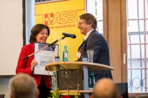 Als erfahrener Rettungssanitäter in Städten wie Frankenthal und Ludwigshafen kenne ich die Herausforderungen schwerkranker Patienten. Daher möchte ich auf das ASB-Projekt "Wünschewagen" hinweisen, das diesen Menschen hilft, einen letzten Wunsch zu erfüllen.