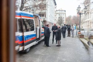 Als erfahrener Rettungssanitäter in Städten wie Frankenthal und Ludwigshafen kenne ich die Herausforderungen schwerkranker Patienten. Daher möchte ich auf das ASB-Projekt "Wünschewagen" hinweisen, das diesen Menschen hilft, einen letzten Wunsch zu erfüllen.