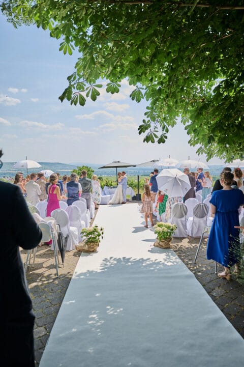 Schepi - Ihr passionierter Hochzeitsfotograf aus Römerberg. Mit einem feinen Gespür für den perfekten Moment fange ich im Rhein-Neckar-Kreis und weltweit die Magie Ihrer Hochzeit ein. Entdecken Sie authentische und emotionale Aufnahmen, die Ihre Liebe für die Ewigkeit festhalten. Lassen Sie sich von einem Profi begleiten, der die Schönheit in jedem Augenblick erkennt und festhält.