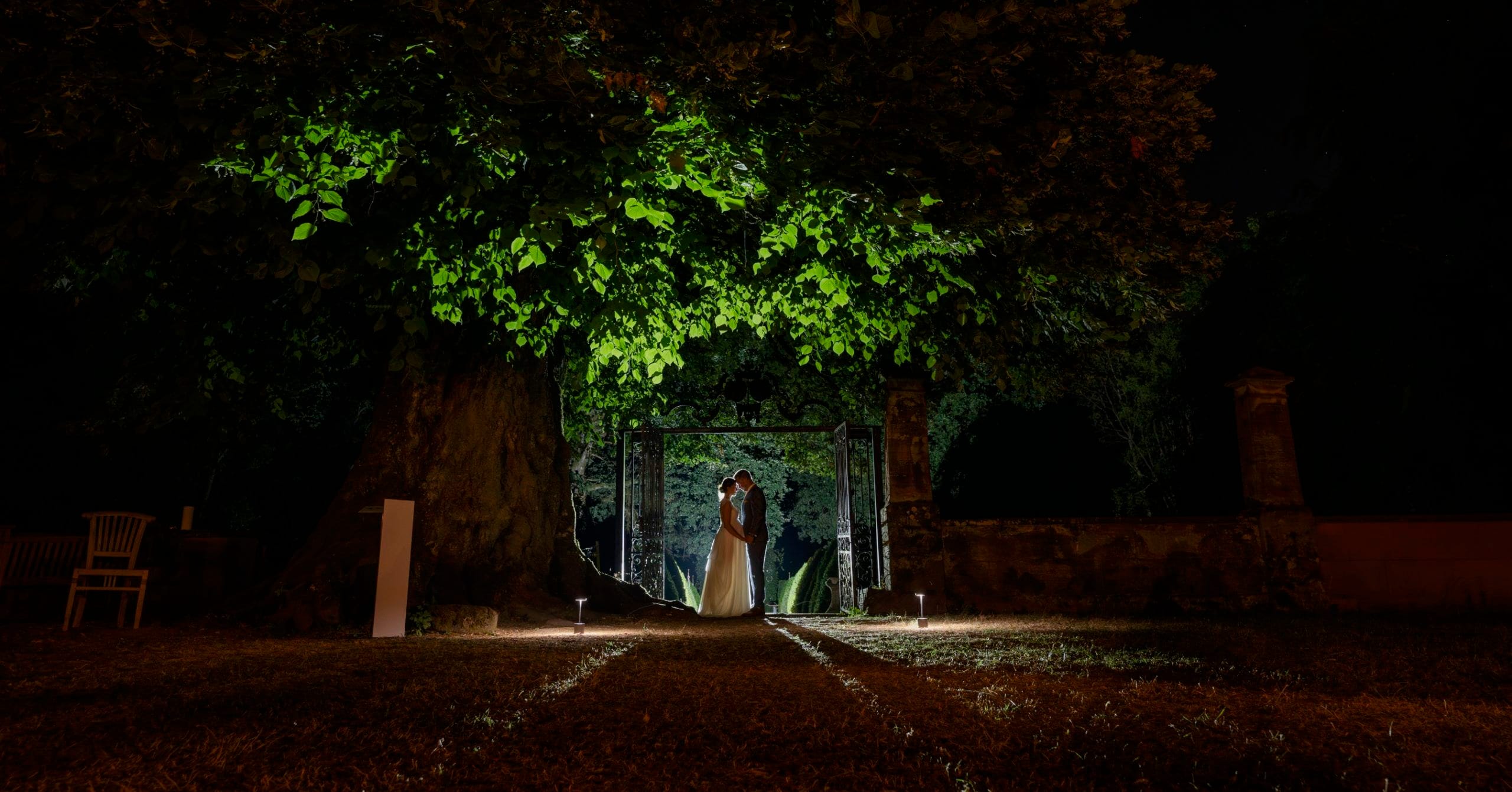 Schepi - Ihr passionierter Hochzeitsfotograf aus Römerberg. Mit einem feinen Gespür für den perfekten Moment fange ich im Rhein-Neckar-Kreis und weltweit die Magie Ihrer Hochzeit ein. Entdecken Sie authentische und emotionale Aufnahmen, die Ihre Liebe für die Ewigkeit festhalten. Lassen Sie sich von einem Profi begleiten, der die Schönheit in jedem Augenblick erkennt und festhält.