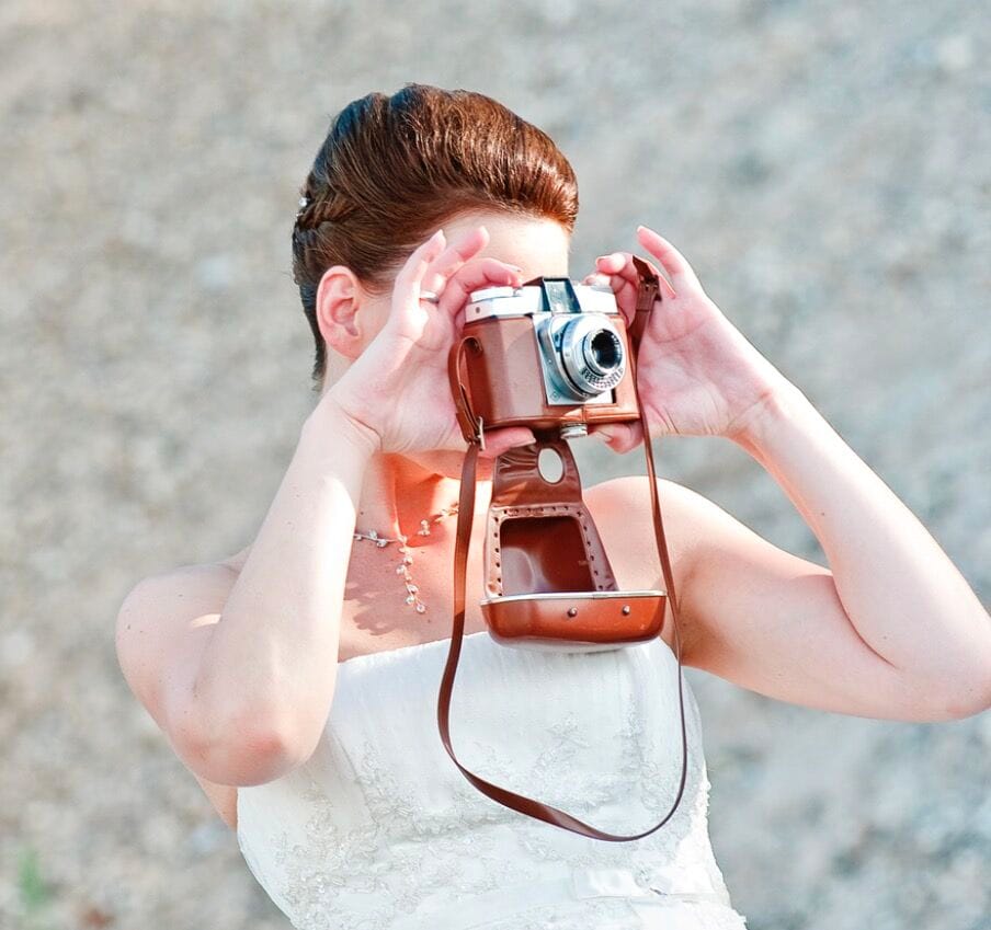 Schepi - Ihr passionierter Hochzeitsfotograf aus Römerberg. Mit einem feinen Gespür für den perfekten Moment fange ich im Rhein-Neckar-Kreis und weltweit die Magie Ihrer Hochzeit ein. Entdecken Sie authentische und emotionale Aufnahmen, die Ihre Liebe für die Ewigkeit festhalten. Lassen Sie sich von einem Profi begleiten, der die Schönheit in jedem Augenblick erkennt und festhält.