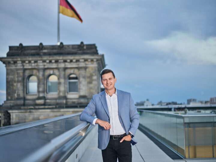Mario Brandenburg ein super freundlicher und überzeugter „Pfälzer“ Politiker, der sich für die Zukunft Deutschlands einsetzt. Seine Arbeit als Mitglied der FDP zeigt deutlich, dass er an seinen Überzeugungen und Zielen festhält und bereit ist, dafür zu kämpfen. 