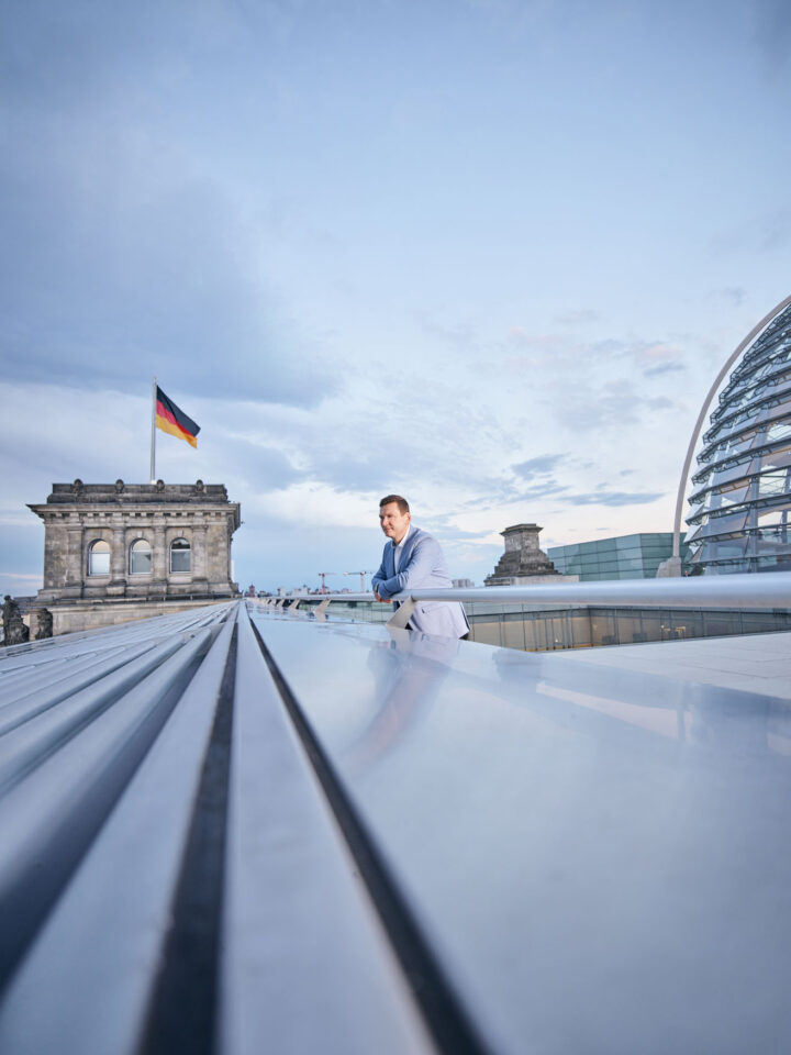 Mario Brandenburg ein super freundlicher und überzeugter „Pfälzer“ Politiker, der sich für die Zukunft Deutschlands einsetzt. Seine Arbeit als Mitglied der FDP zeigt deutlich, dass er an seinen Überzeugungen und Zielen festhält und bereit ist, dafür zu kämpfen. 