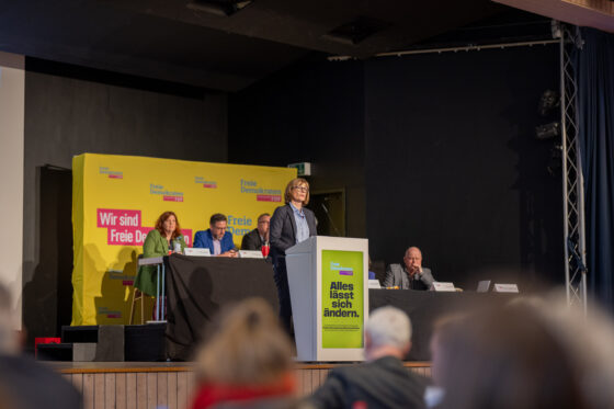 Speaker at the FDP podium with yellow background.