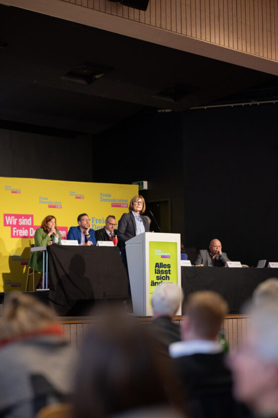 FDP conference, speaker at the podium, audience in the foreground.