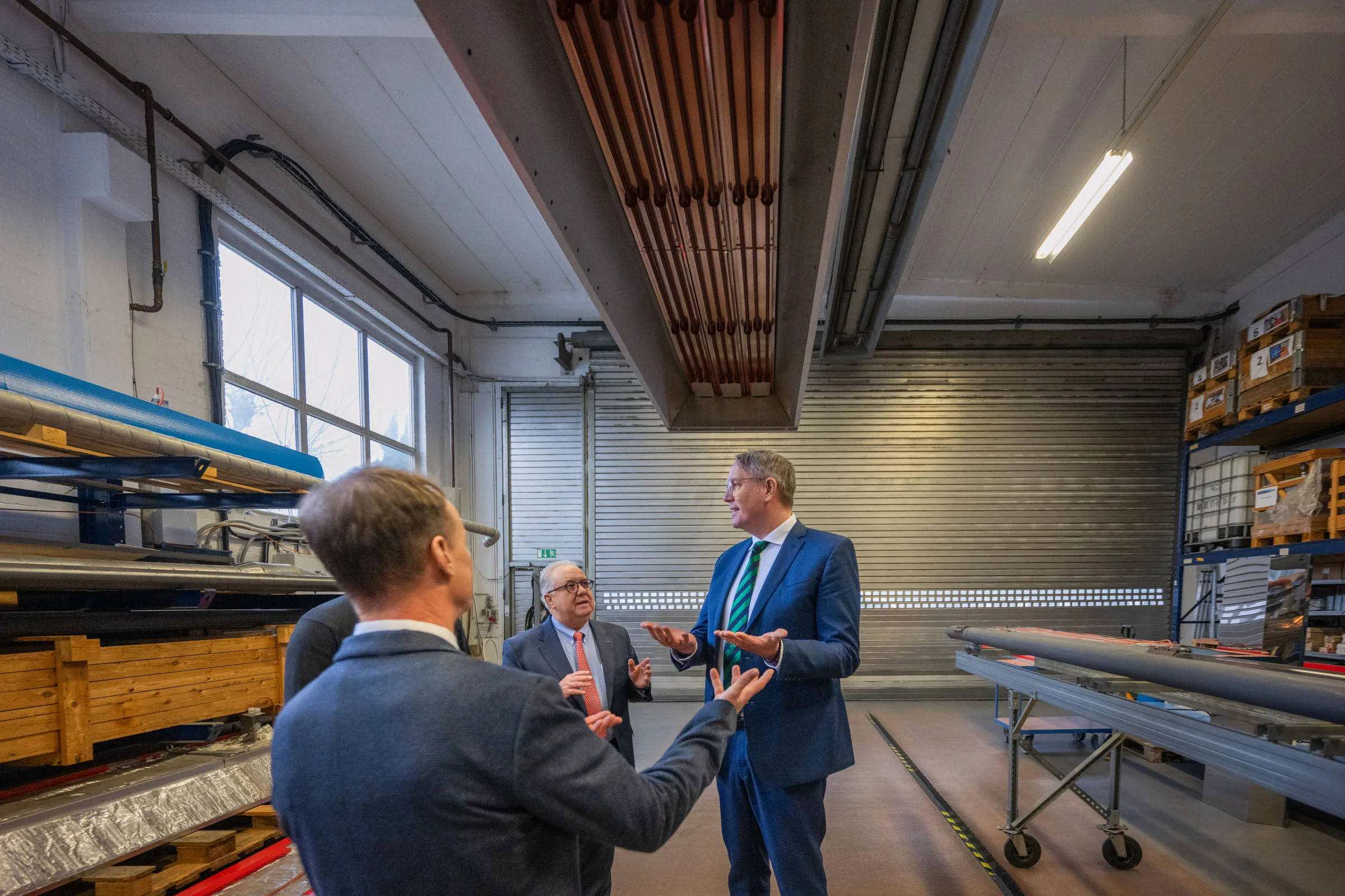 Personen diskutieren in einer Werkstatt.