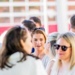 Menschen unterhalten sich draußen bei Sonnenschein.
