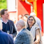 Menschen im Gespräch bei Veranstaltung draußen