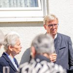 Gruppe älterer Menschen im Gespräch im Freien.