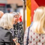 Personen in Gespräch bei einem Event