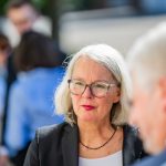 Frau im Gespräch im Freien