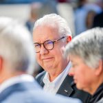 Älterer Mann mit Brille bei Veranstaltung