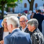 Menschen unterhalten sich bei einer Veranstaltung im Freien.