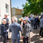 Menschen unterhalten sich bei einer Außenveranstaltung.