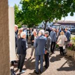 Gruppe von Menschen im Freien bei Sonnenschein