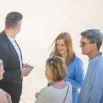 Menschen im Gespräch im Freien