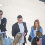Gruppentreffen im Freien mit Getränken.