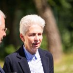 Ältere Dame im Freien bei Sonnenschein.