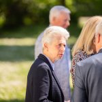 Personengruppe im Freien bei Sonnenschein