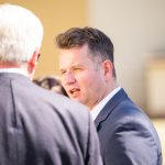 Zwei Männer im Anzug im Gespräch.