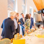 Personen unterhalten sich bei einem festlichen Anlass.