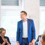 Person in blauem Anzug bei Meeting