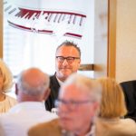 Menschen bei einem formellen Essen in Restaurant