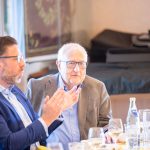 Männer bei Besprechung am Tisch