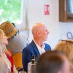 Menschen bei einem formellen Event im Gespräch