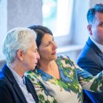 Personen in Diskussion während eines Meetings