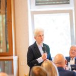 Person hält Rede bei Meeting