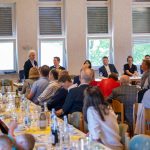 Menschen bei einem Treffen in einem Saal