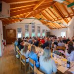 Menschen feiern in einem festlichen Saal.