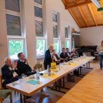 FDP-Mitglieder bei einer Besprechung in einem Konferenzraum.