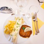 Spargel mit Schnitzel und Kartoffeln auf Teller