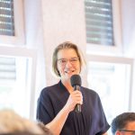Person spricht mit Mikrofon