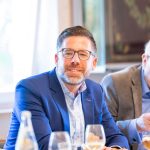 Mann in blauem Anzug bei Meeting