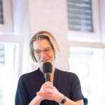 Person spricht in ein Mikrofon